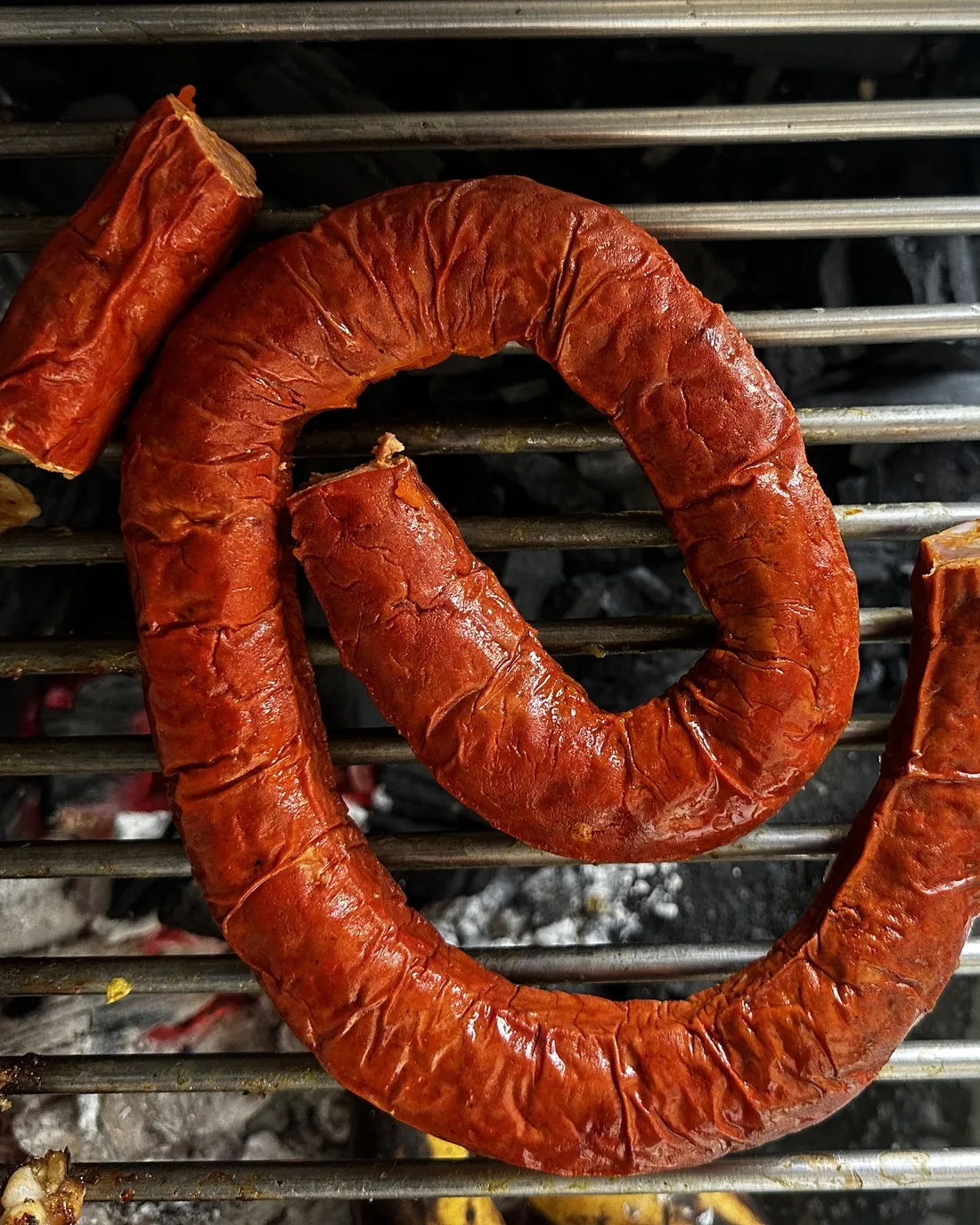Chorizo Ahumado real de Fuego Amazónico, en espiral sobre brasas vivas