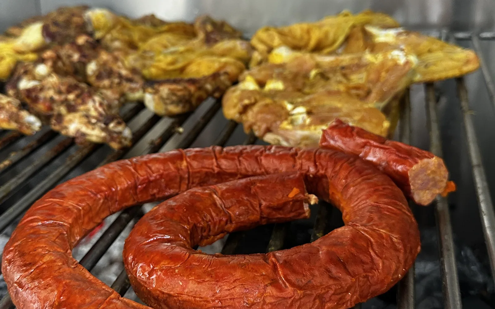 Chorizo Ahumado de Fuego Amazónico, en espiral sobre la parrilla de carbón